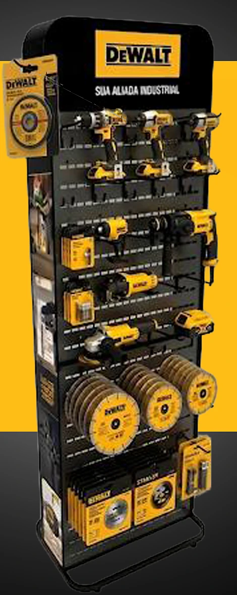 Expositor DeWalt com ferramentas elétricas e discos