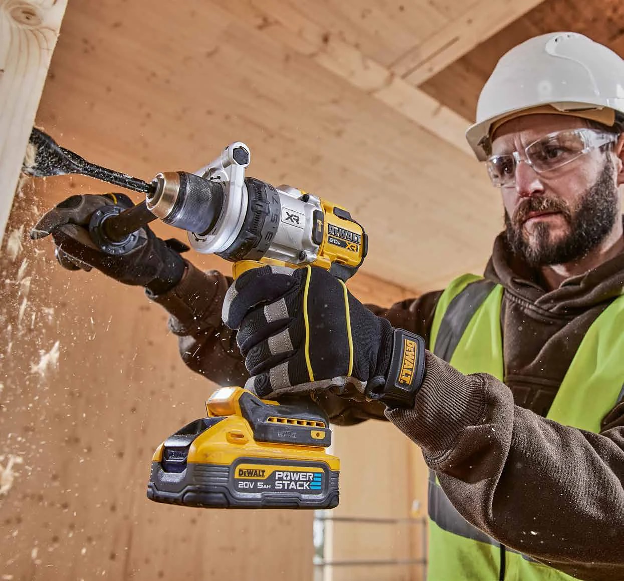 Profissional usando parafusadeira DeWalt em obra