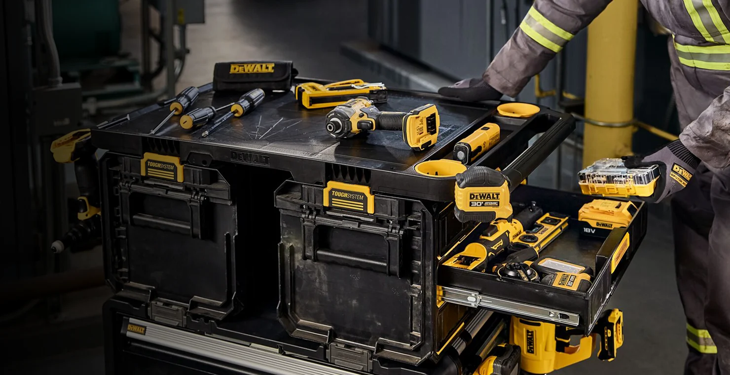 Ferramentas DeWalt organizadas em sistema de maletas